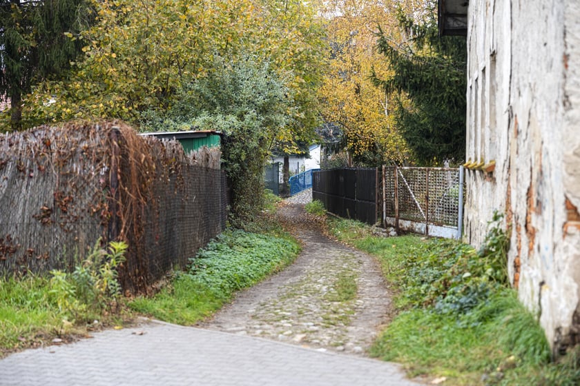 Muchobór Wielki. Tak przed remontem wyglądało przejście przez strumień Kasina łączące ulicę Stanisławowską z Samborską
